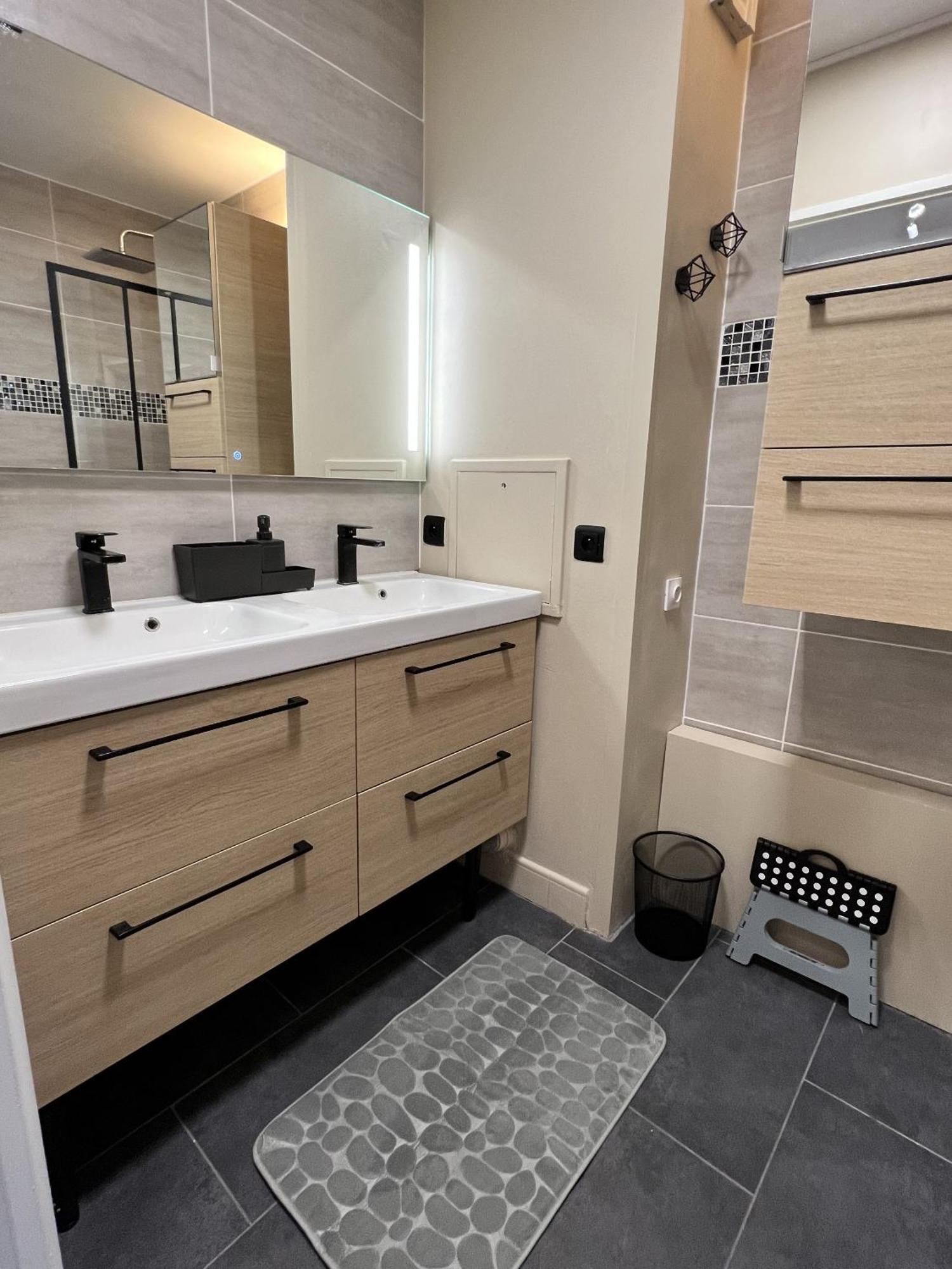 Appartement Familial Pour 6 Adultes Et 5 Enfants A 10 Min De Disney Bailly-Romainvilliers Luaran gambar